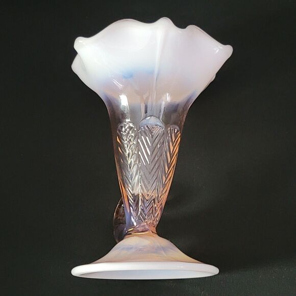Vintage Duncan Miller 3 Feather Pink Glass Opalescent Cornucopia Decorative Vase - Picture 3 of 13